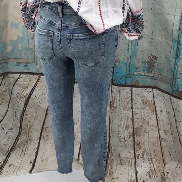 Maurice 4 Short High Rise Light Destructed Step Raw Hem Light Wash NEW - Picture 3 of 6